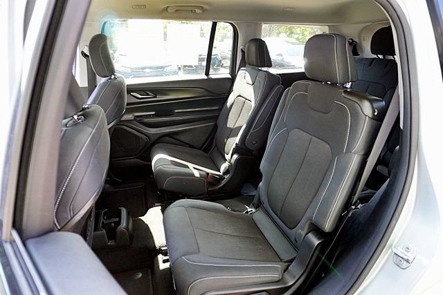 Used 2023 Jeep Grand Cherokee L Laredo RWD image 17