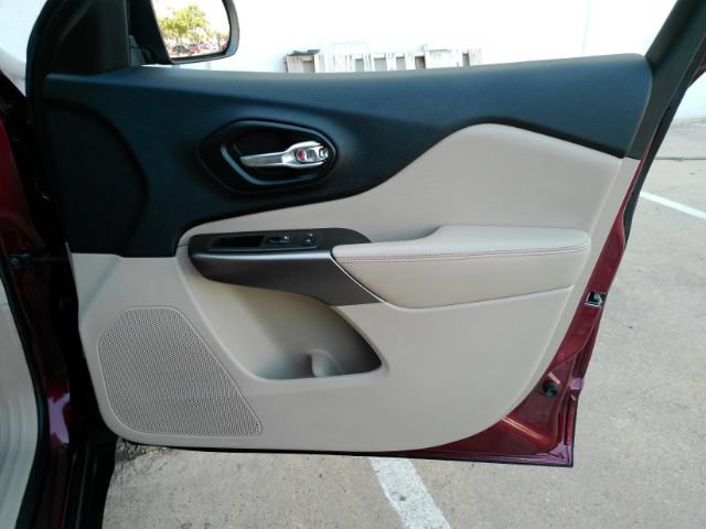Used 2019 Jeep Cherokee Latitude w/ Popular Appearance Group FWD image 16