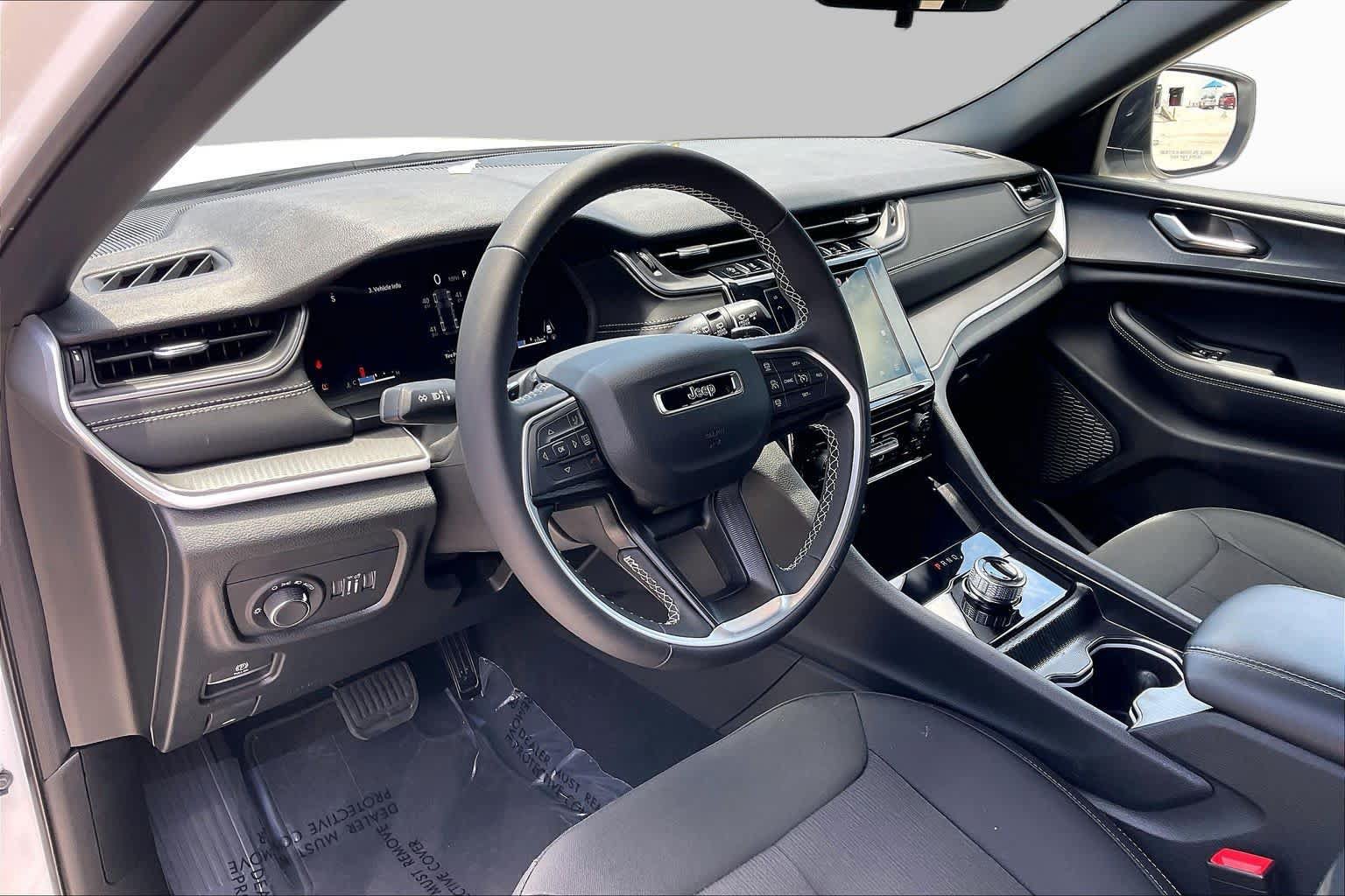 Used 2025 Jeep Grand Cherokee Laredo X AWD/4WD image 18