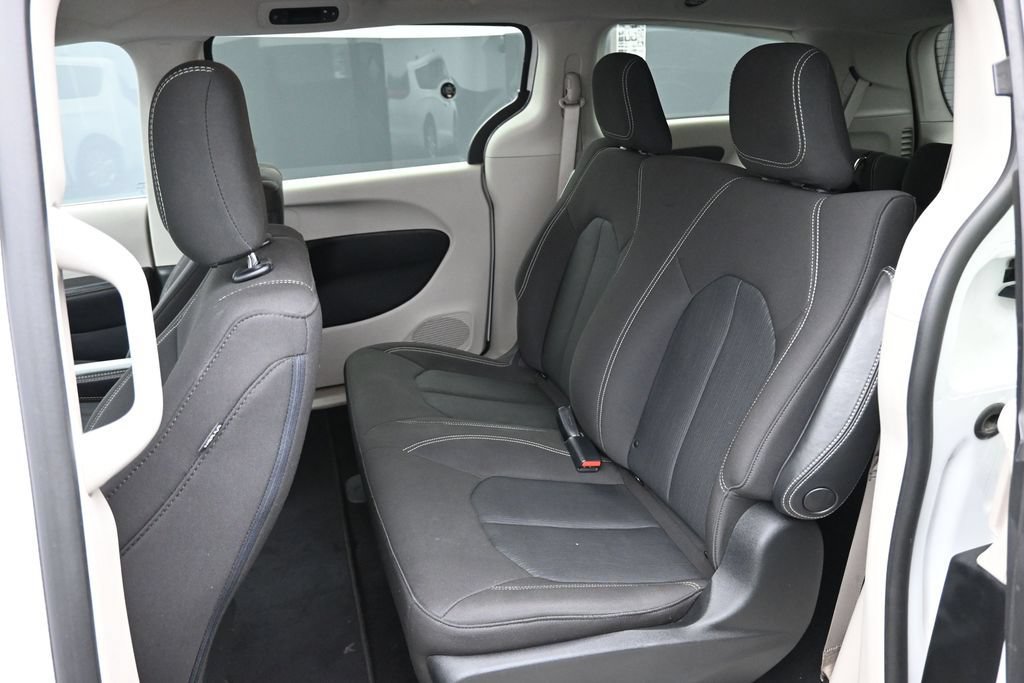 Used 2020 Chrysler Voyager L FWD image 14