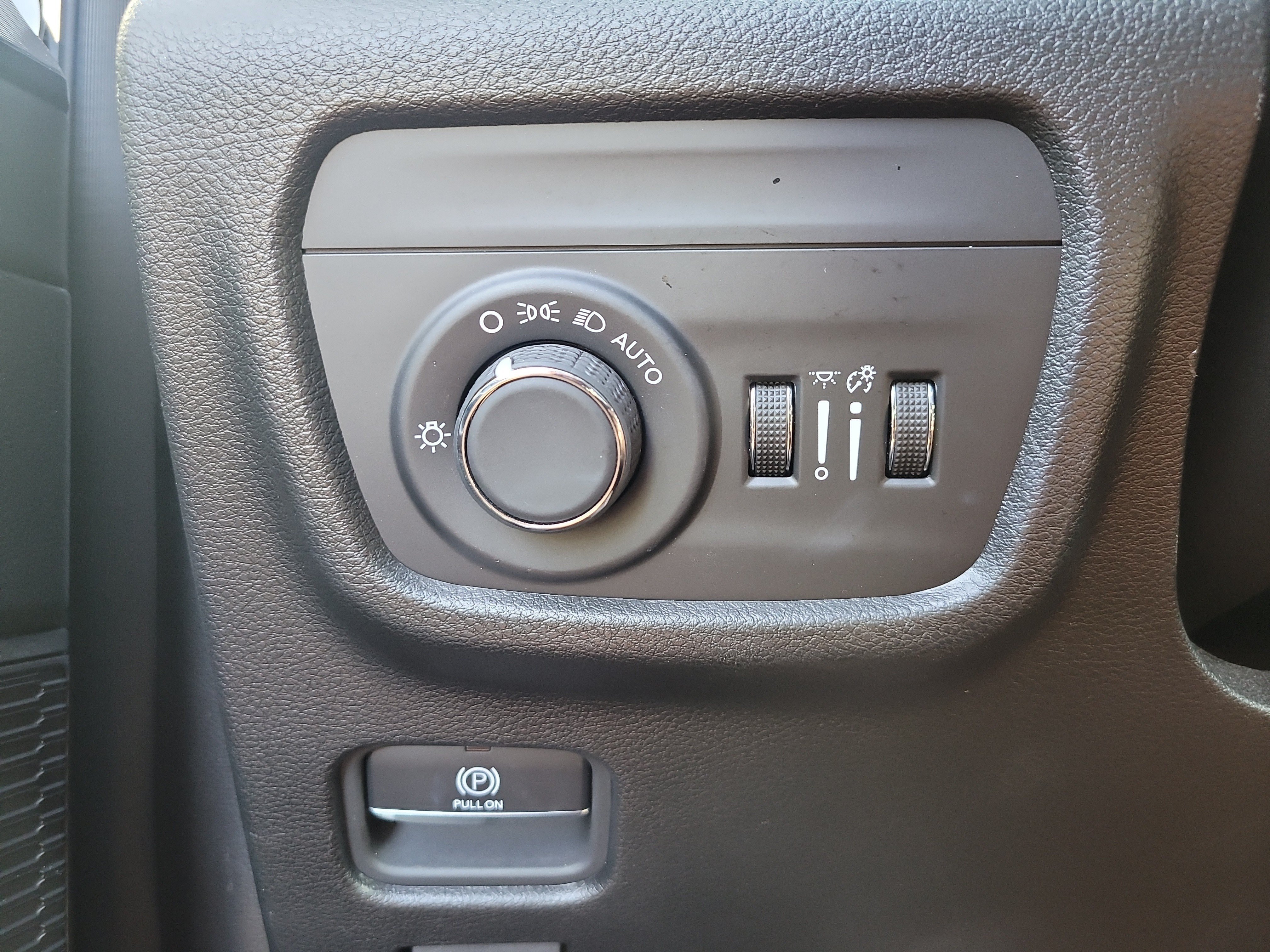 Used 2024 Jeep Grand Cherokee Altitude RWD image 33