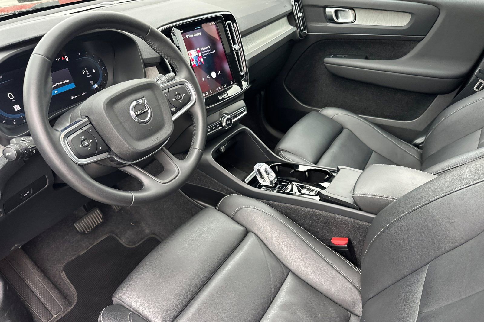 Used 2025 Volvo XC40 B5 Plus image 10