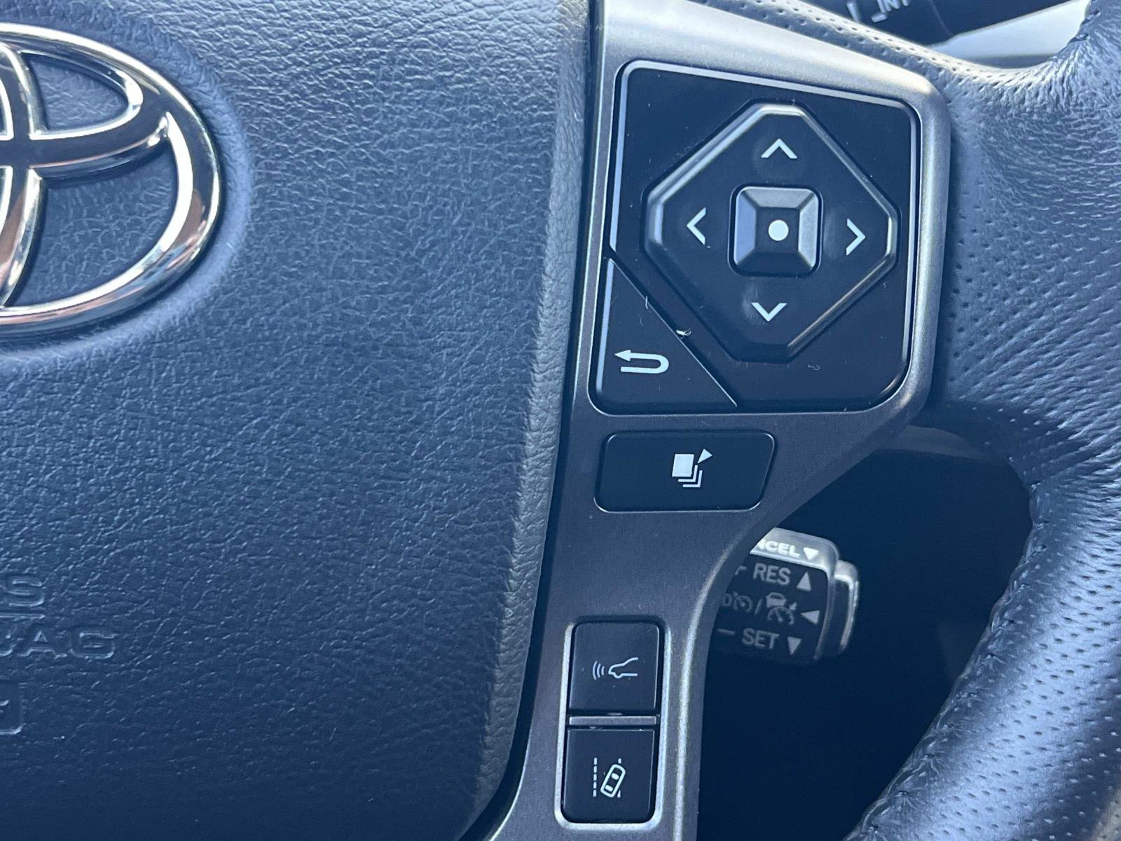 Used 2022 Toyota Tacoma TRD Off-Road w/ Technology Package AWD/4WD image 10