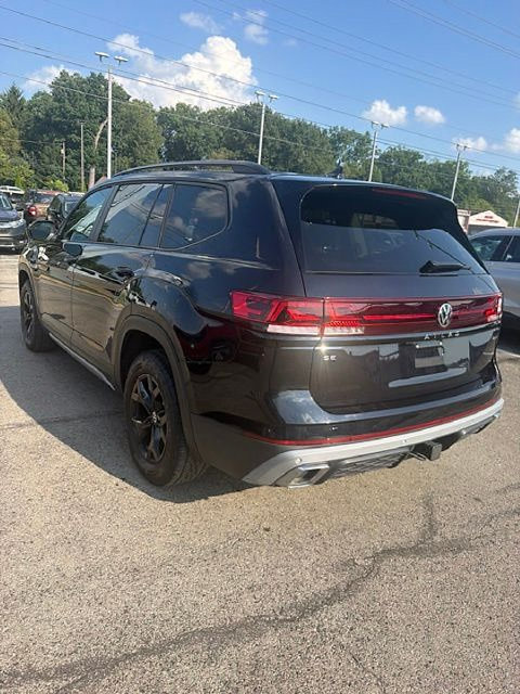 Used 2025 Volkswagen Atlas Peak Edition SE AWD/4WD image 5