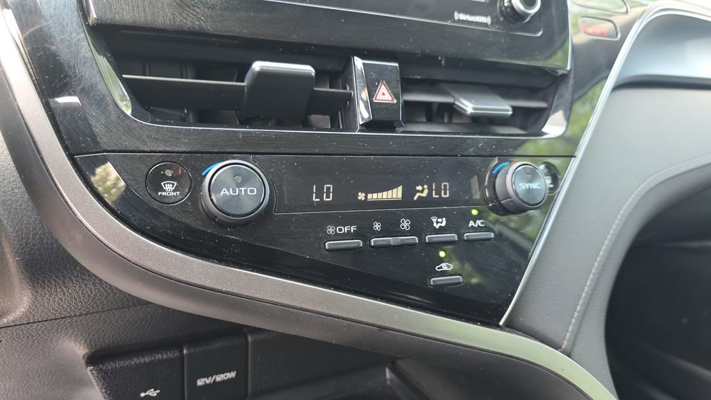 Used 2022 Toyota Camry LE image 9