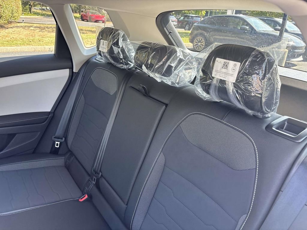 New 2025 Volkswagen Taos SE image 25