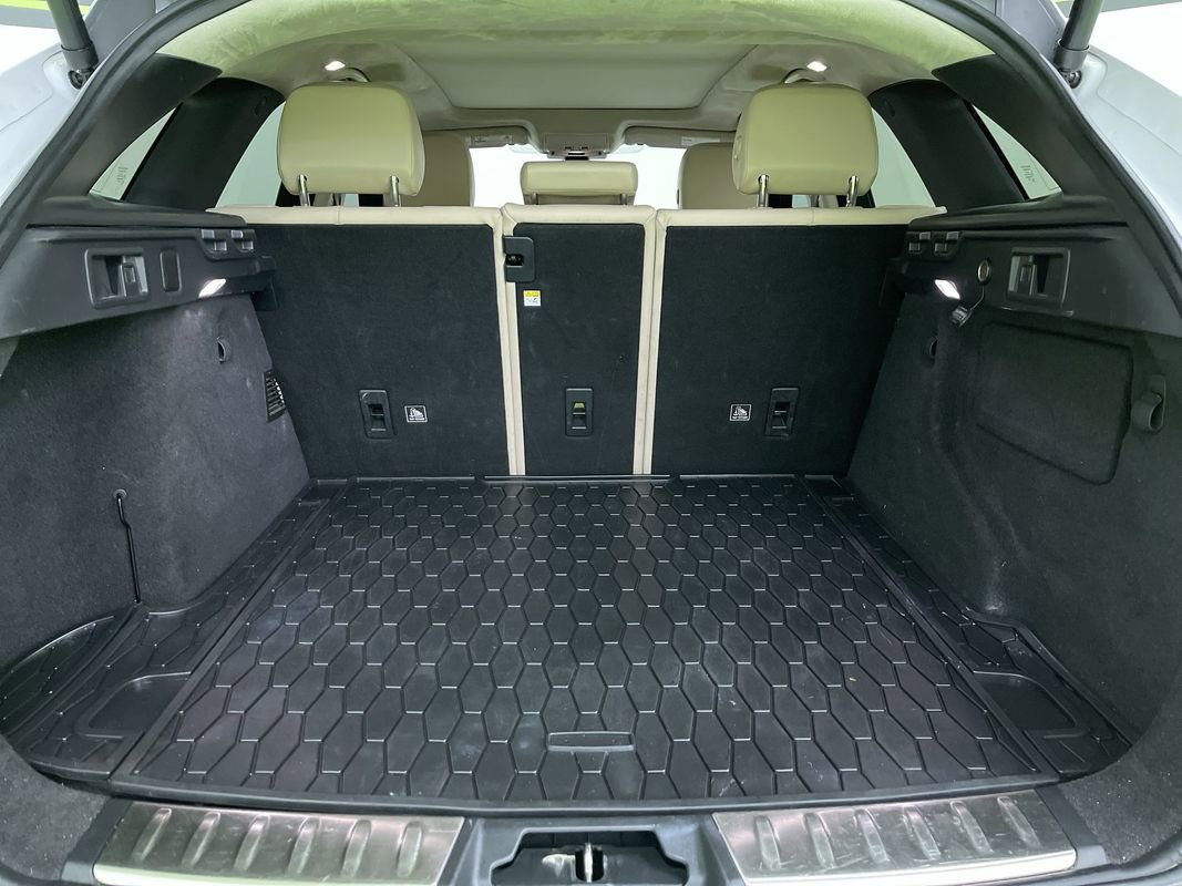 Used 2019 Jaguar F-PACE Premium image 29