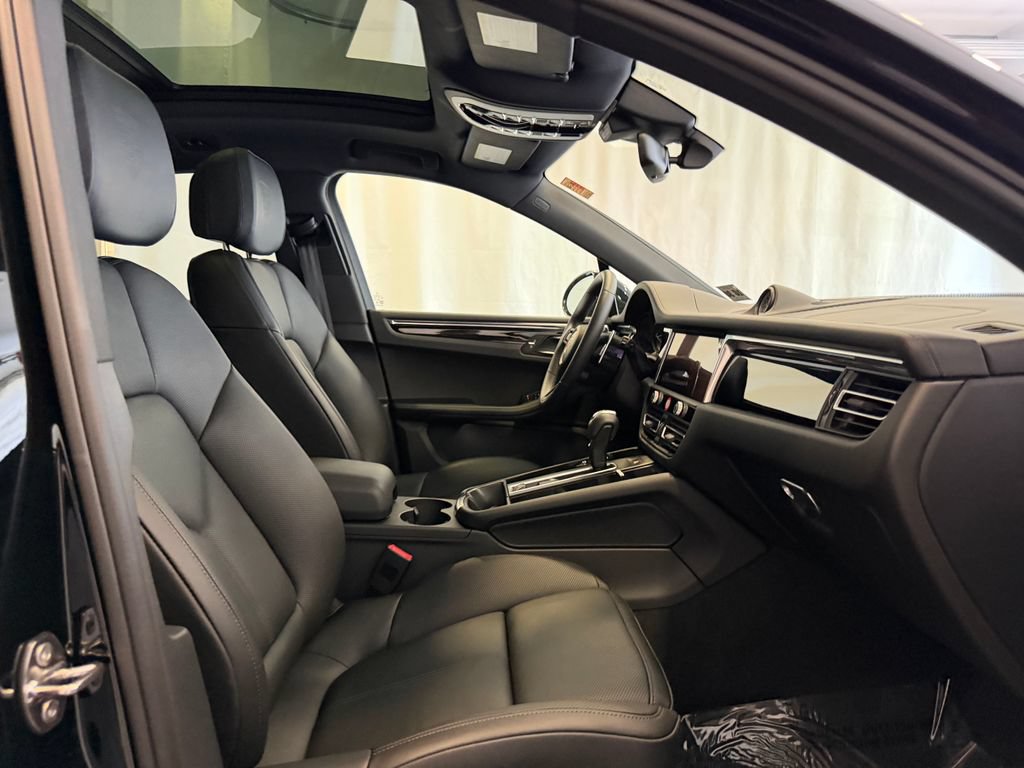 Certified 2026 Porsche Macan AWD/4WD image 16