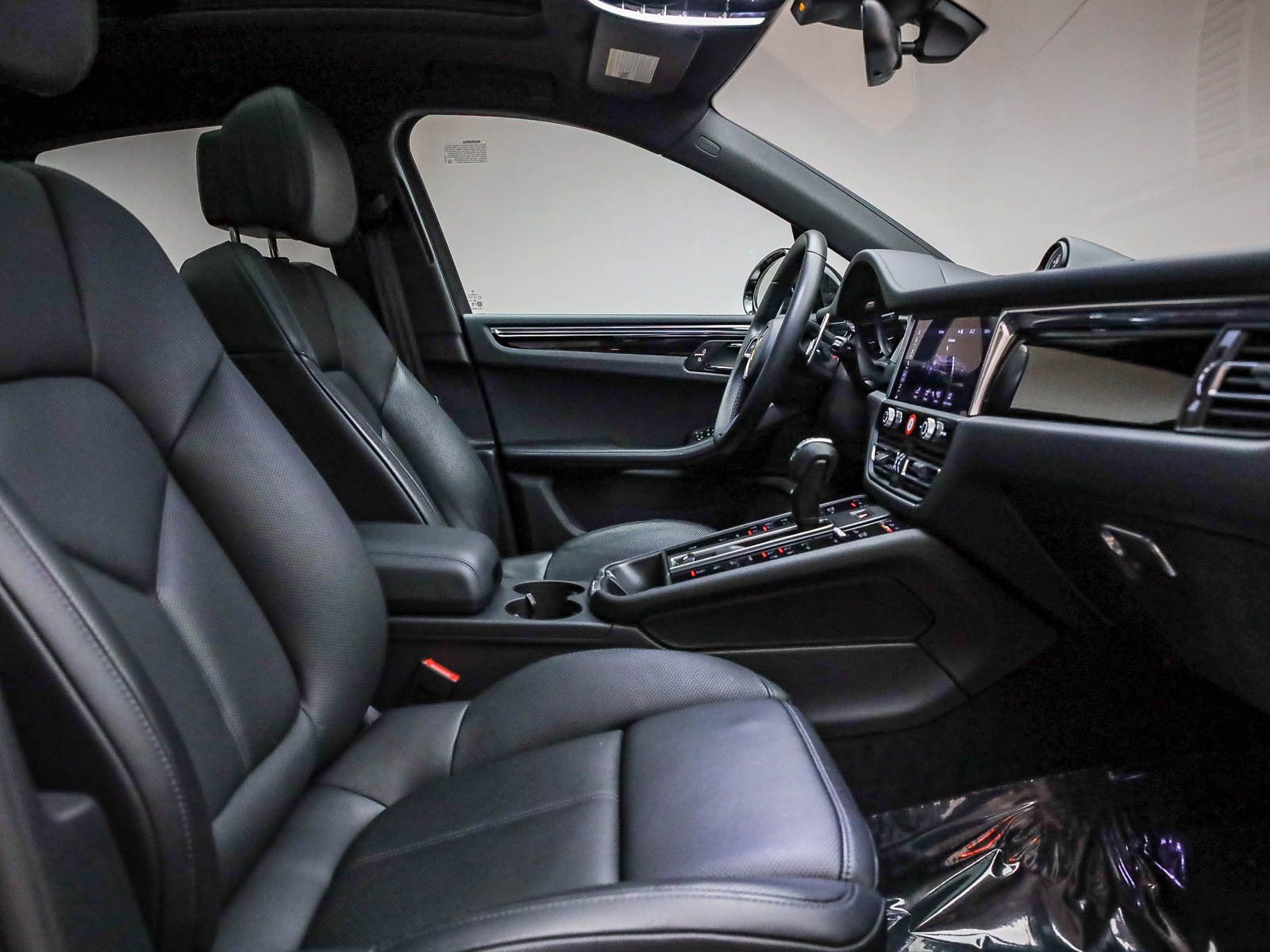 Certified 2025 Porsche Macan image 19