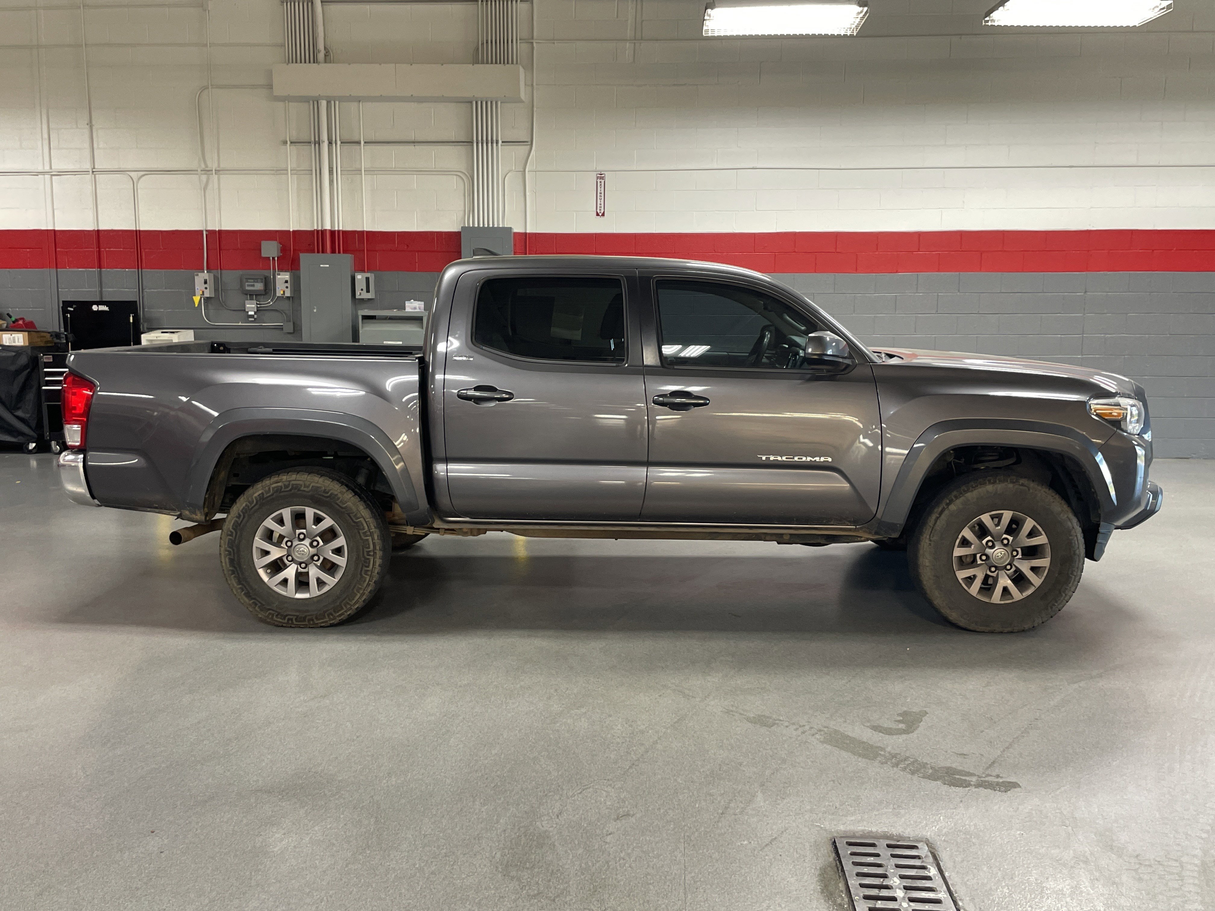 Used 2017 Toyota Tacoma SR5 image 7