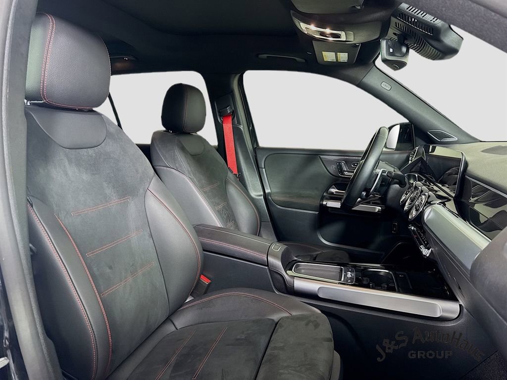 Used 2024 Mercedes-Benz GLB 35 AMG 4MATIC image 35