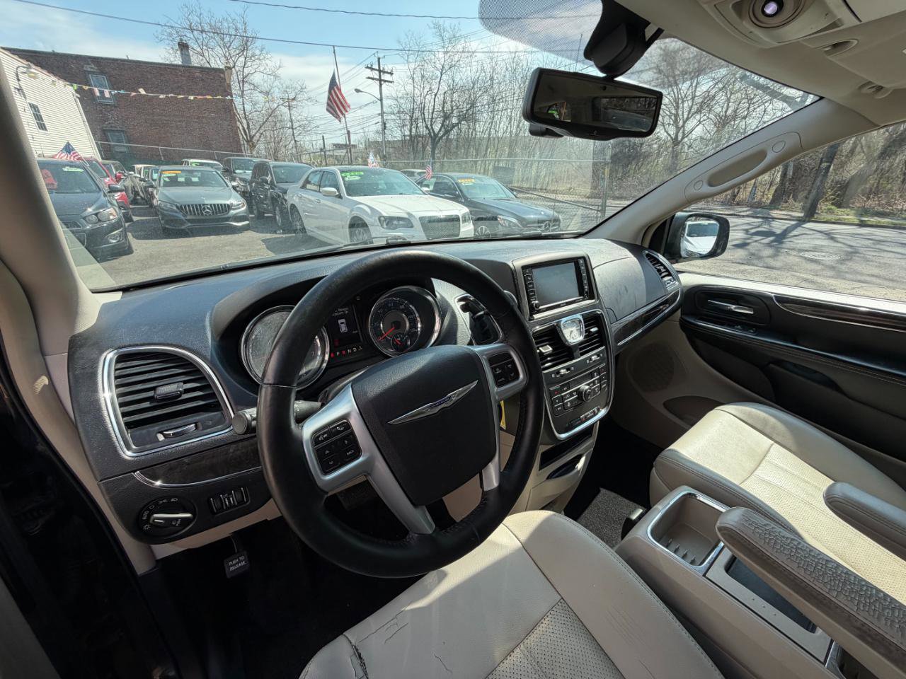 Used 2014 Chrysler Town & Country Touring-L w/ Driver Convenience Group image 16