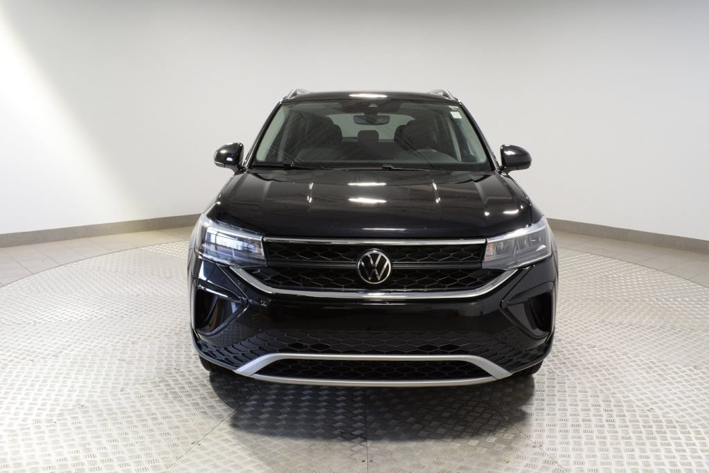 Used 2023 Volkswagen Taos SE w/ Panoramic Sunroof Package AWD/4WD image 6