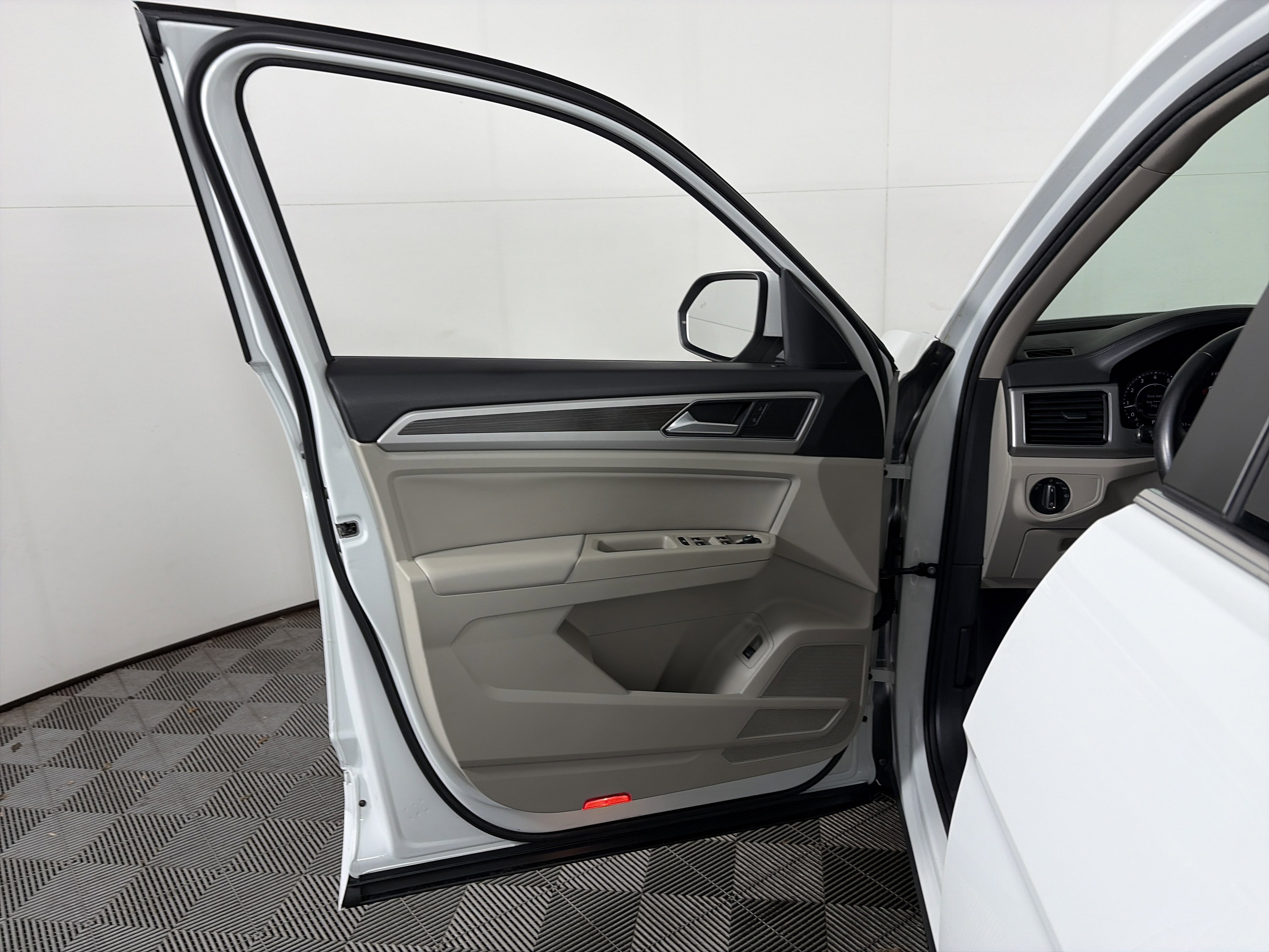 Used 2019 Volkswagen Atlas SEL R-Line image 27