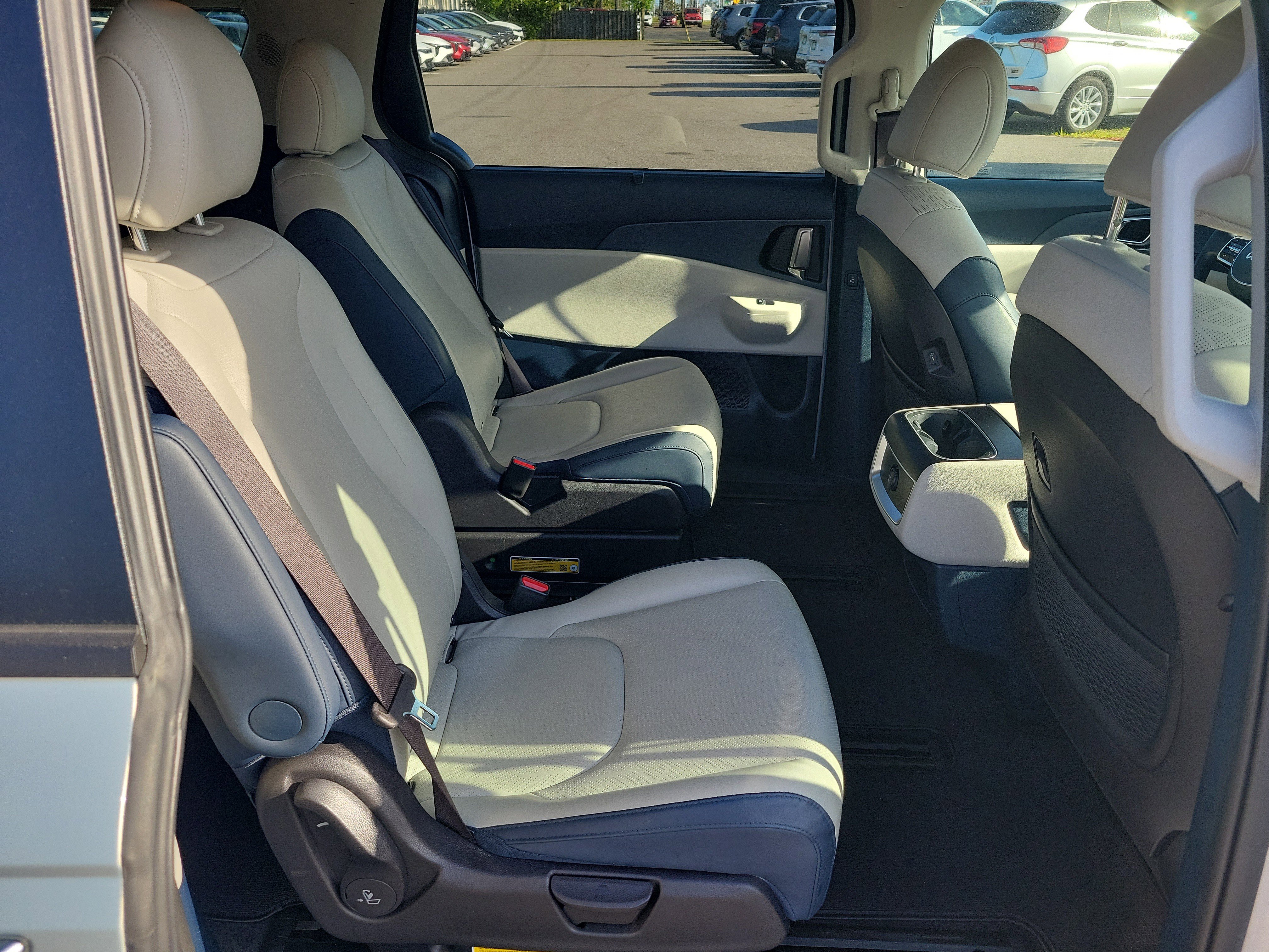 Certified 2025 Kia Carnival EX image 12