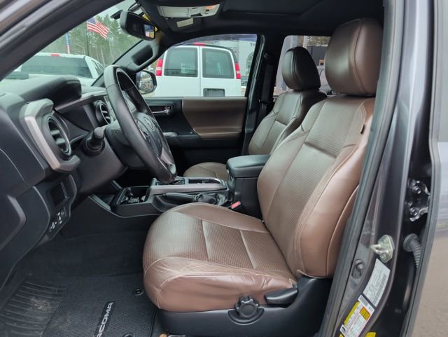 Used 2016 Toyota Tacoma Limited w/ Towing Package image 15