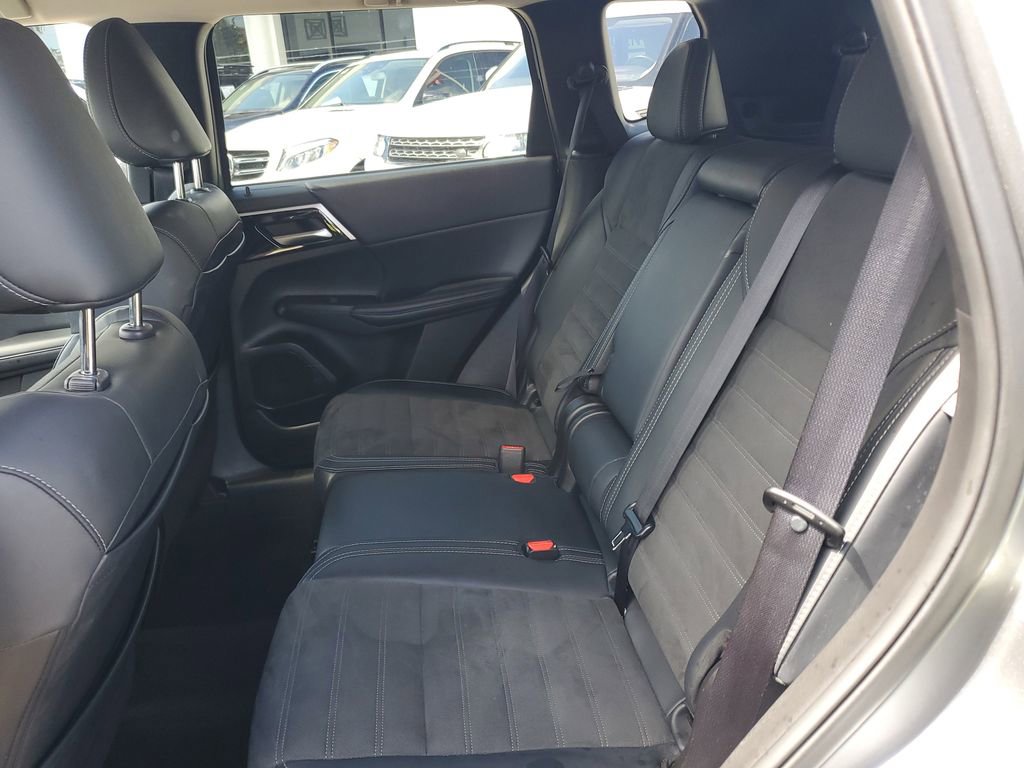 Used 2024 Mitsubishi Outlander AWD image 13