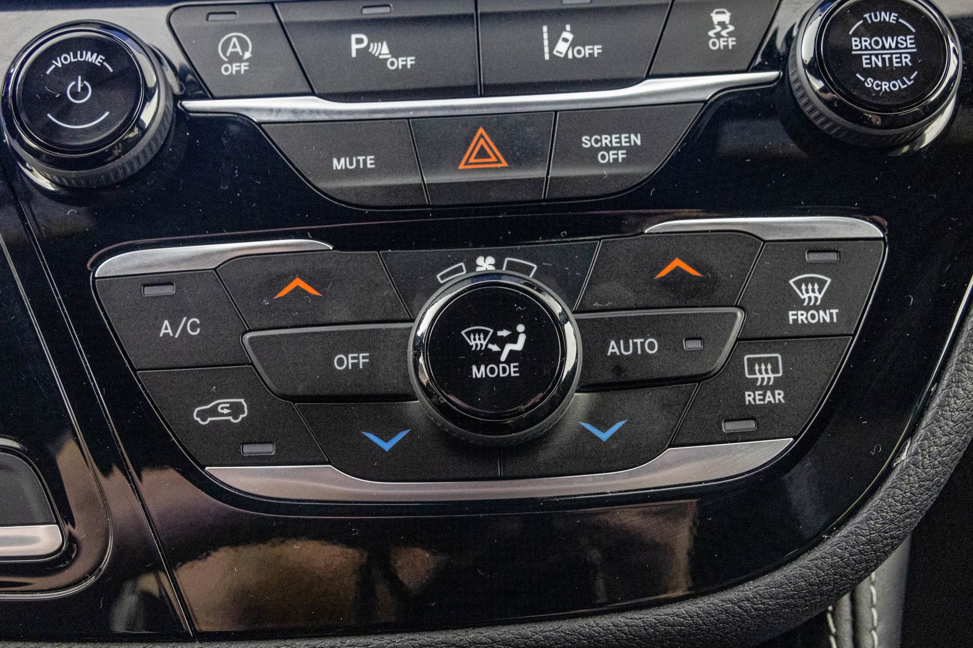 Used 2023 Chrysler Pacifica Limited w/ Uconnect Theater Family Group image 31