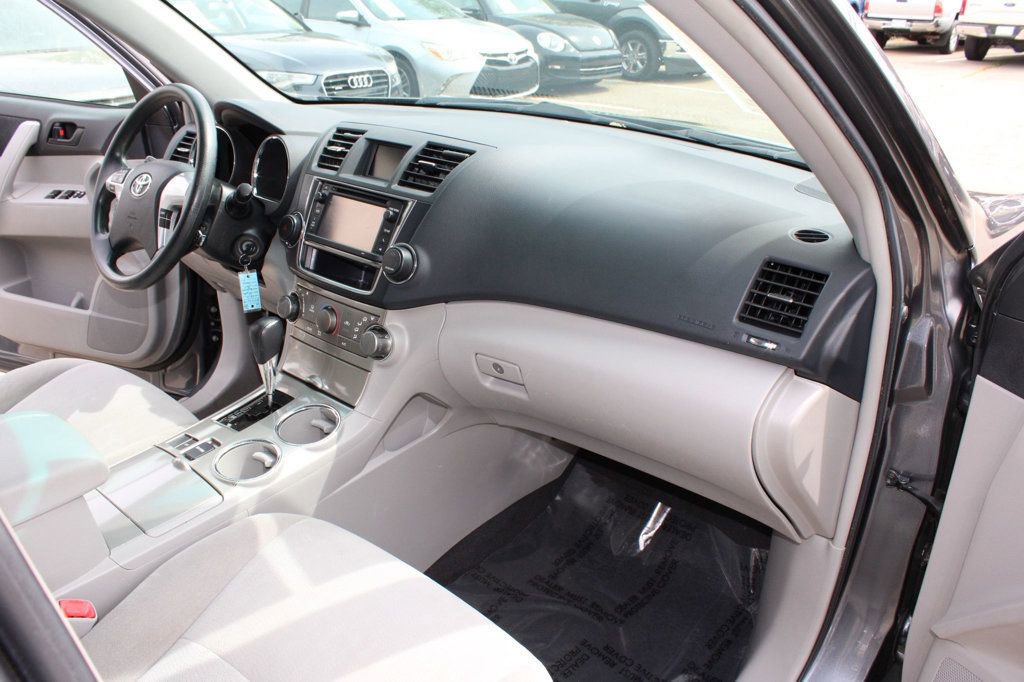 Used 2013 Toyota Highlander Plus w/ Cold Weather Pkg image 25