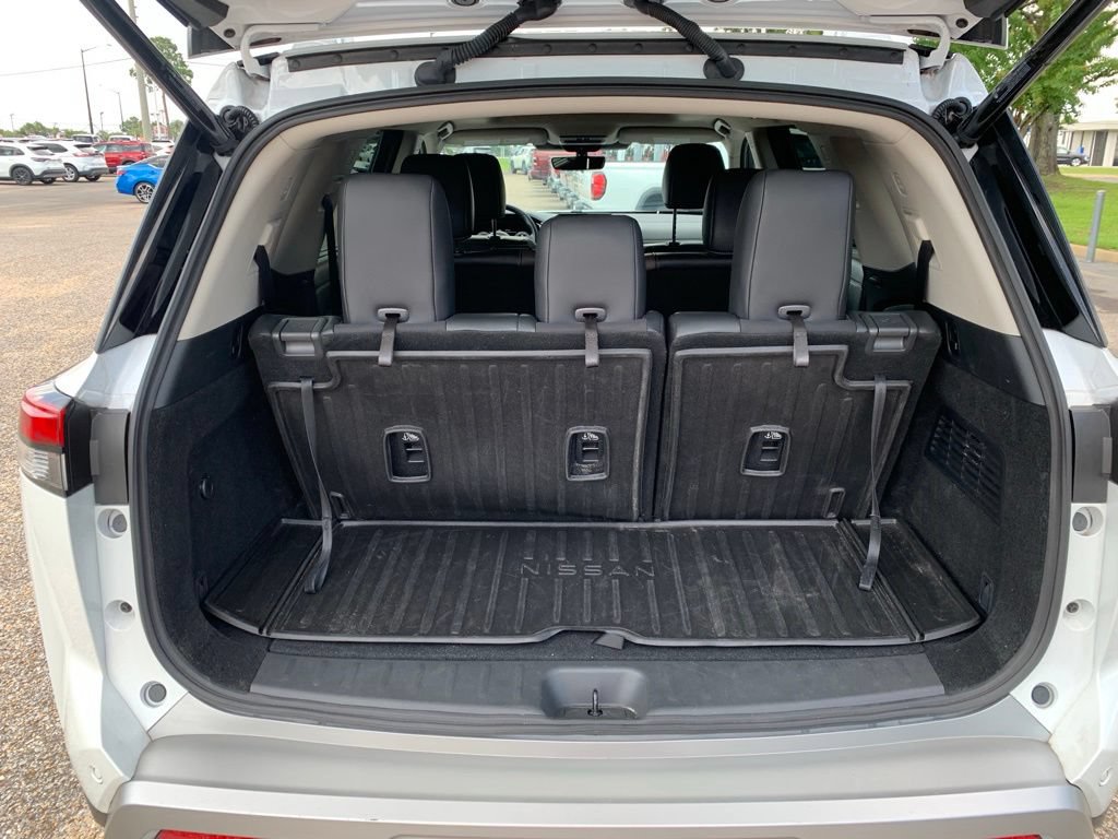 Used 2025 Nissan Pathfinder Platinum w/ Cargo Package FWD image 7