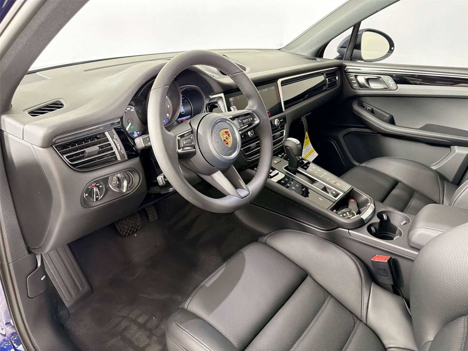 Certified 2026 Porsche Macan Turbo AWD/4WD image 4