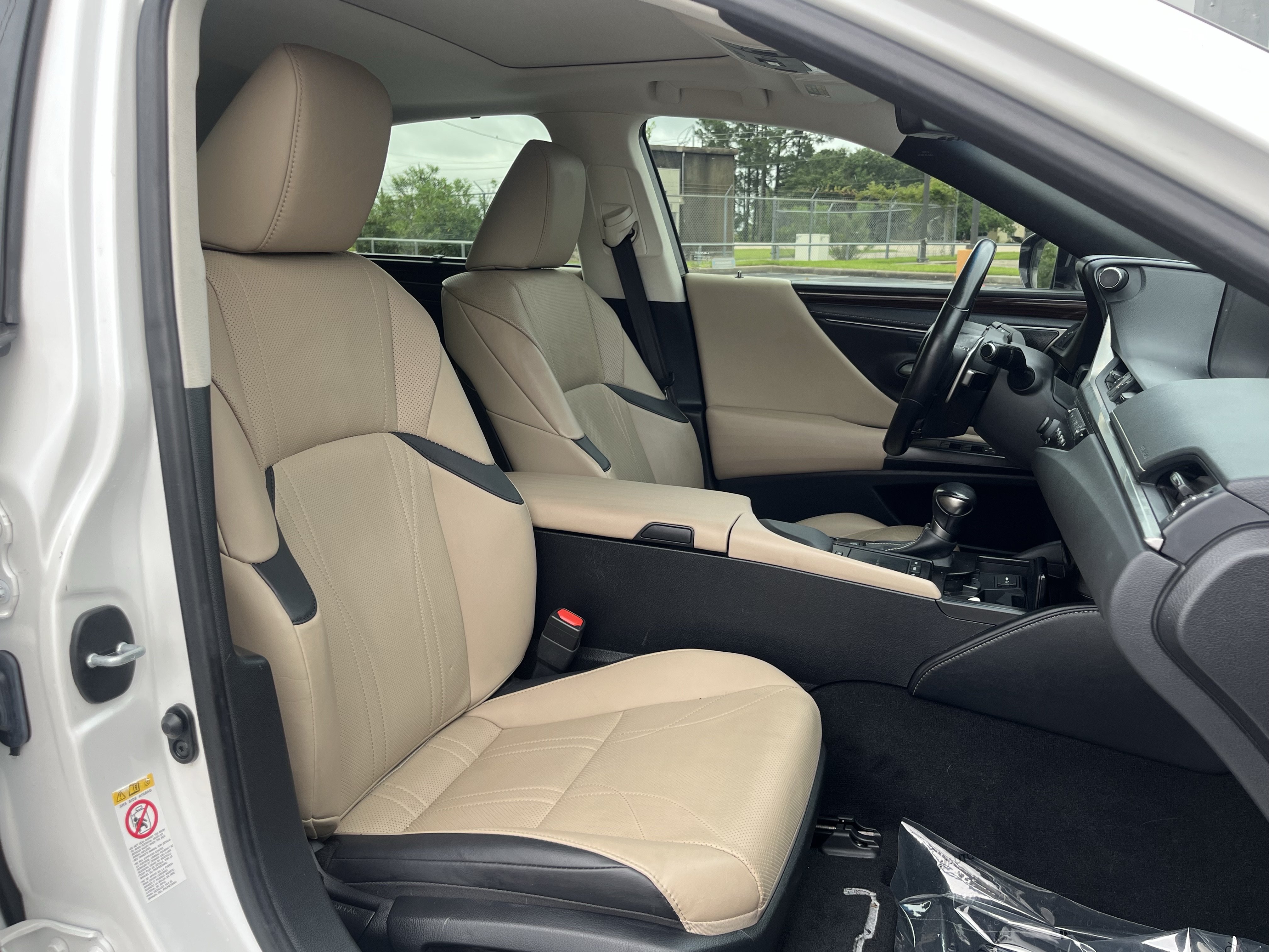 Used 2019 Lexus ES 300h Ultra Luxury w/ Accessory Package 2 FWD image 29