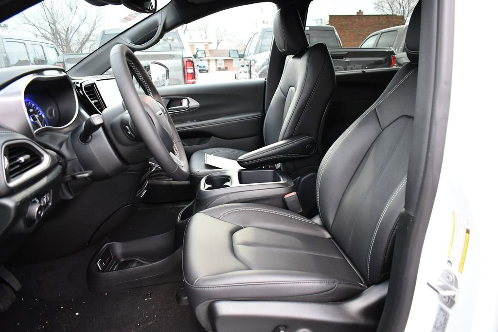 New 2026 Chrysler Pacifica Select image 10