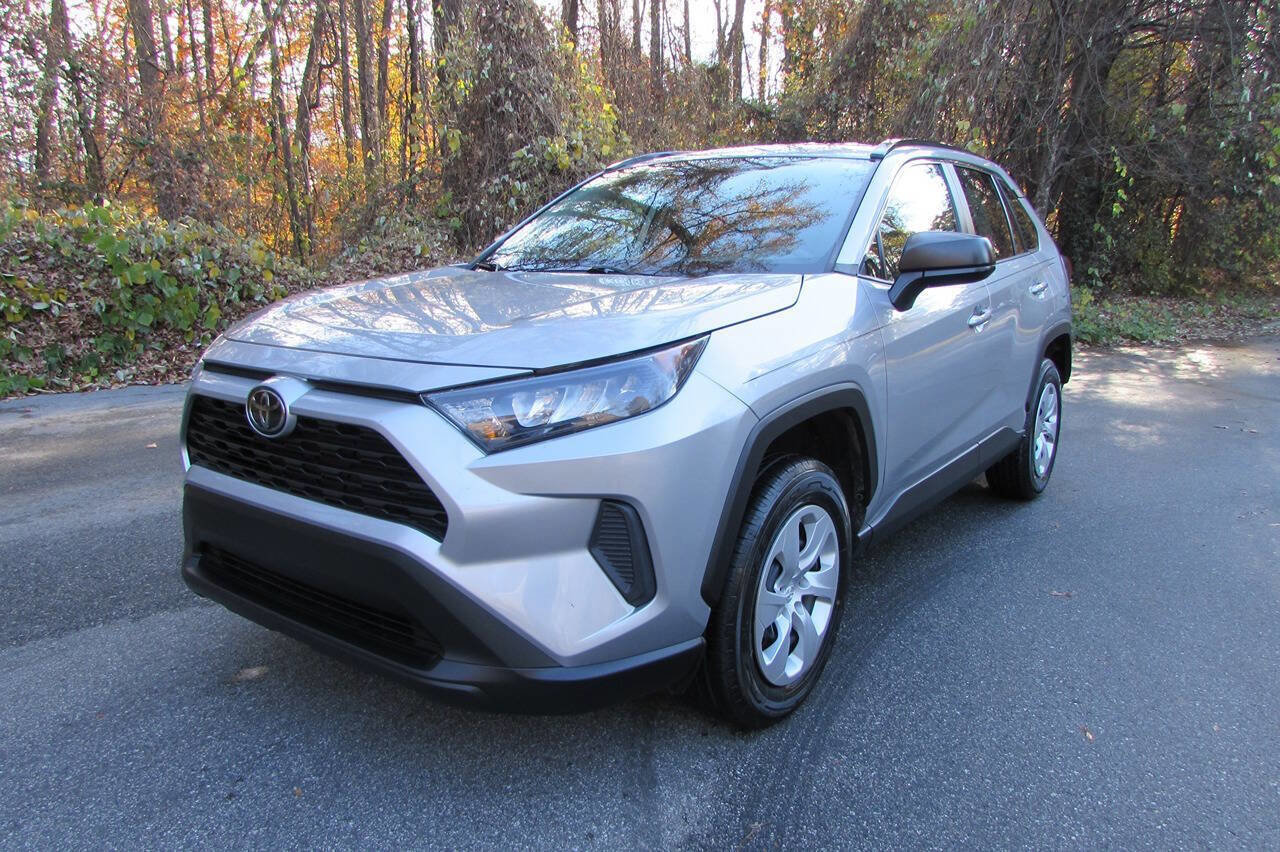 Used 2021 Toyota RAV4 LE image 1