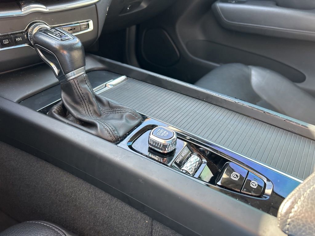 Used 2020 Volvo XC60 T5 Momentum image 36