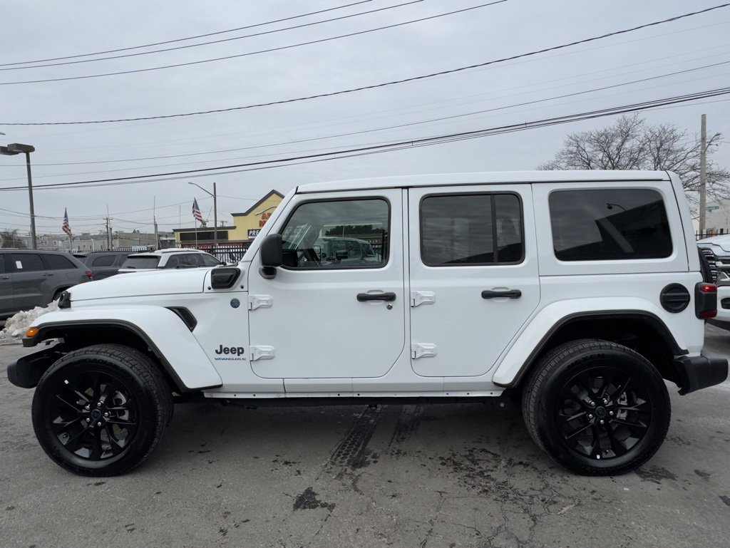 Used 2025 Jeep Wrangler Unlimited Sahara w/ Safety Group image 4