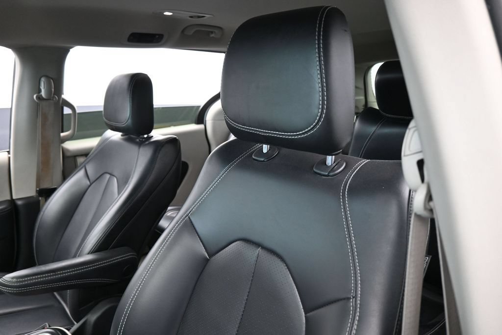 Used 2023 Chrysler Pacifica Touring-L FWD image 16