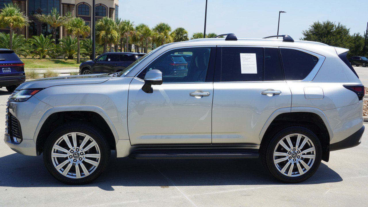 Used 2022 Lexus LX 600 4WD w/ Accessory Package (Z1) image 5