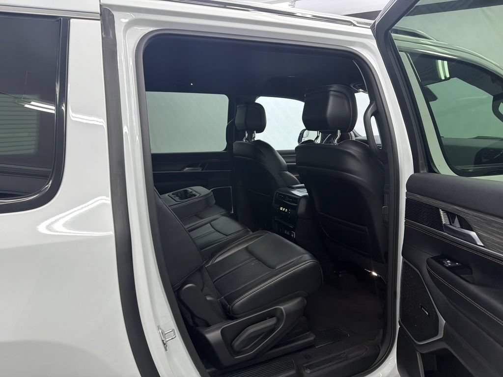 Used 2024 Jeep Wagoneer L Series II w/ Flexible Seating Group RWD image 17
