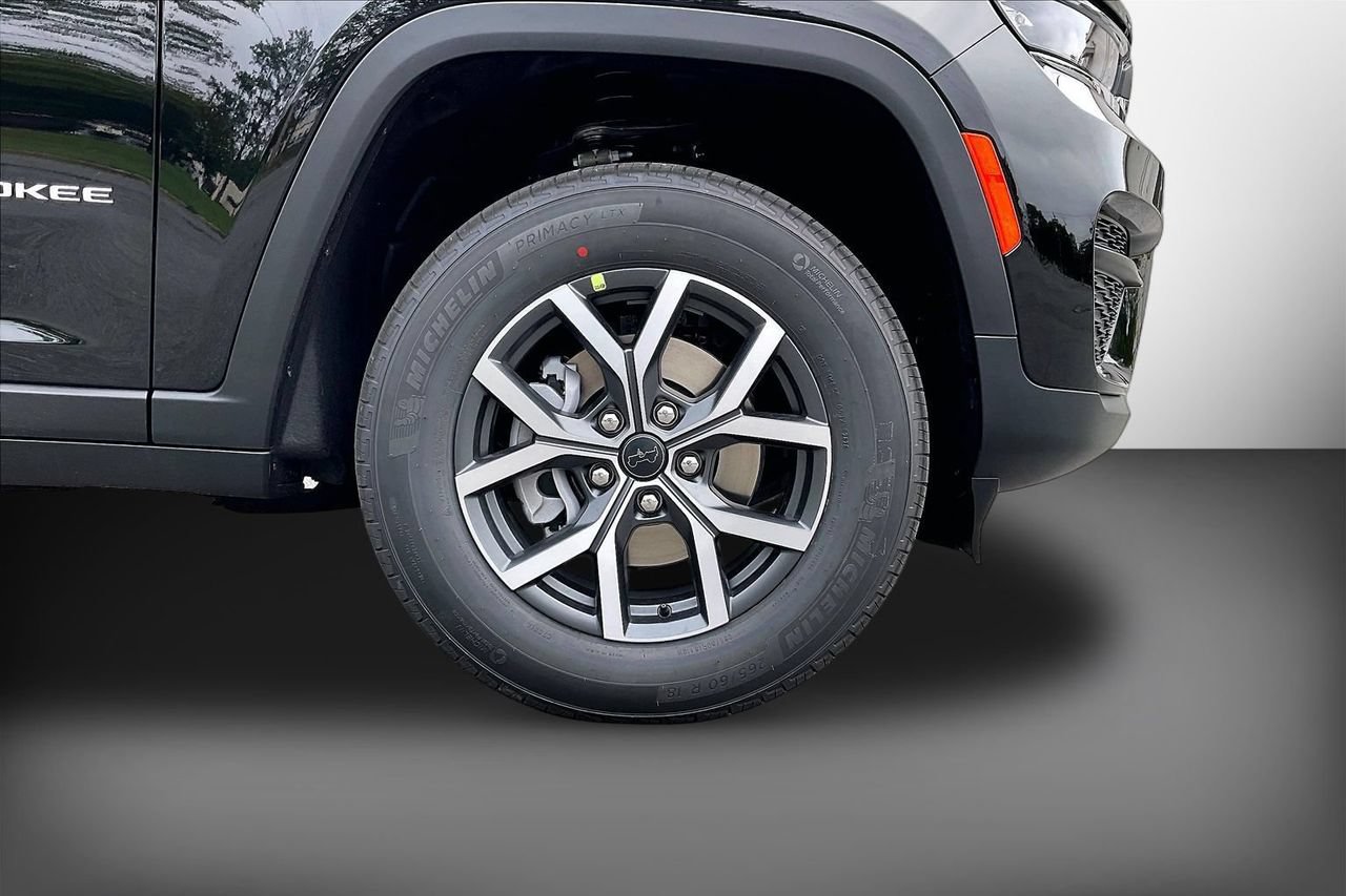 New 2027 Jeep Grand Cherokee Laredo RWD image 31