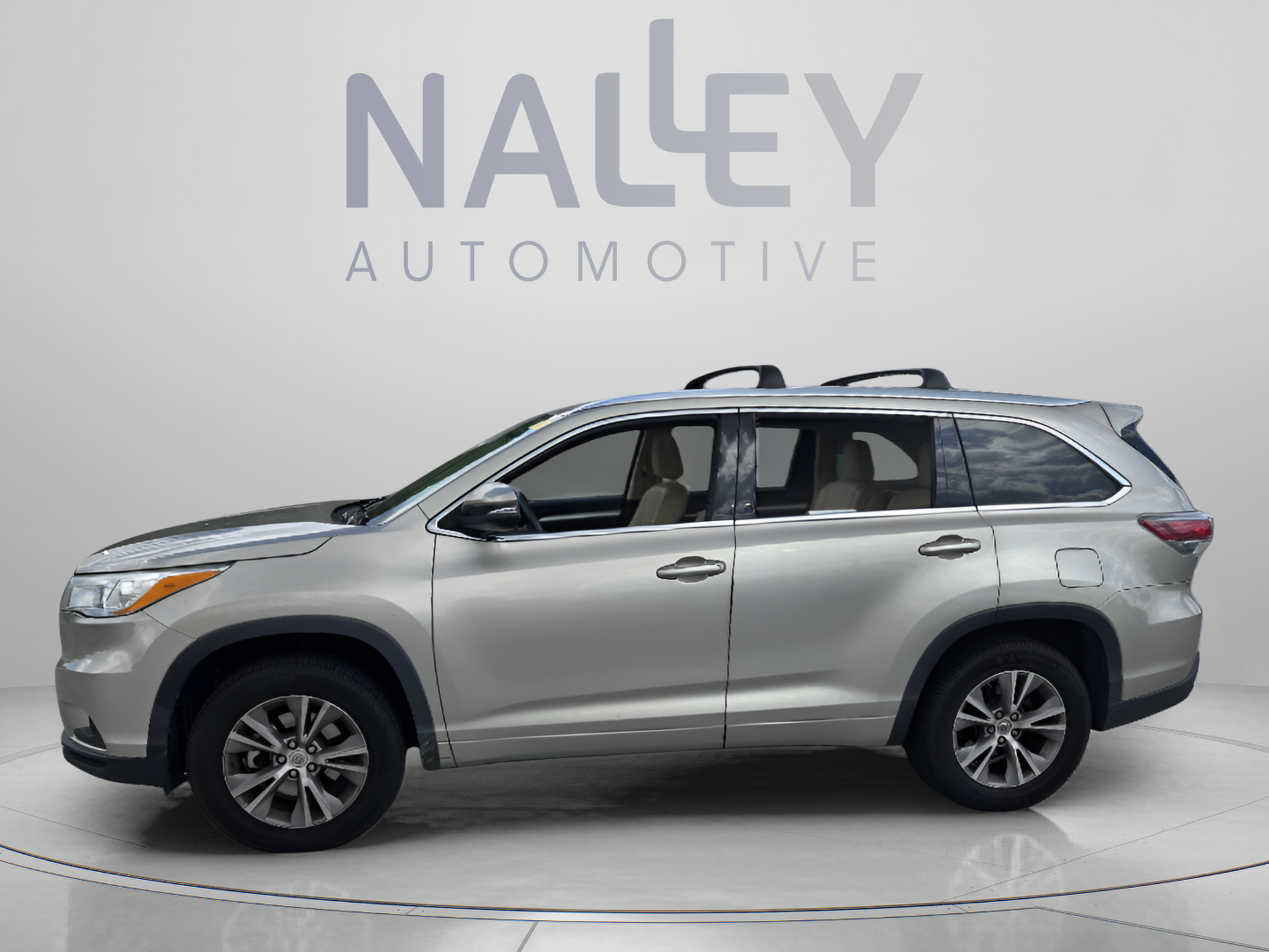 Used 2014 Toyota Highlander XLE FWD image 2