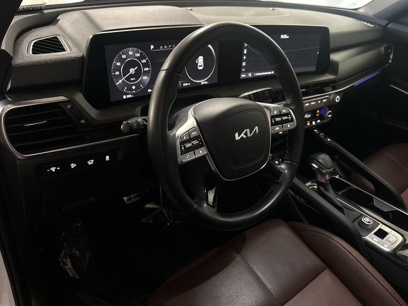 Used 2024 Kia Telluride SX w/ Towing Package FWD image 20