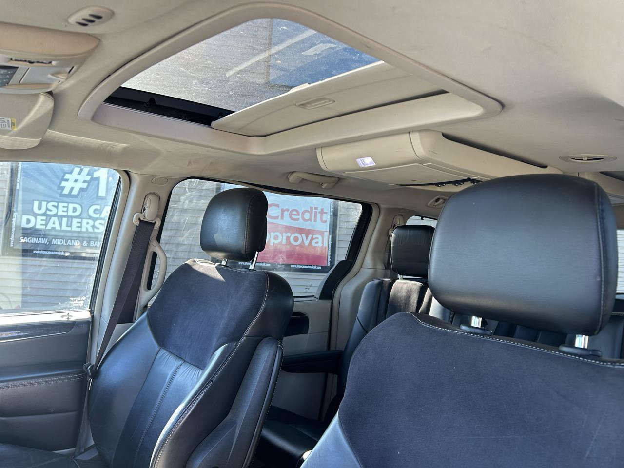 Used 2015 Chrysler Town & Country Limited Platinum FWD image 16