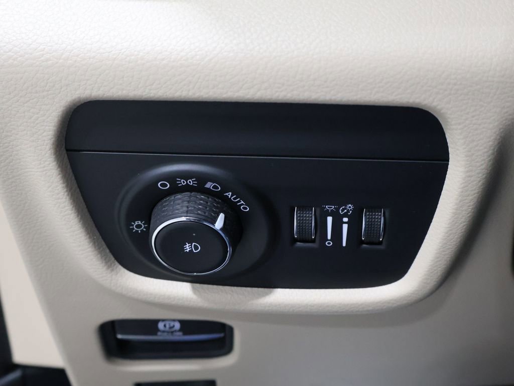 Used 2023 Jeep Grand Cherokee L Limited w/ Luxury Tech Group II image 33