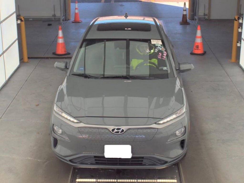 Used 2021 Hyundai Kona Limited w/ Cargo Package FWD image 2