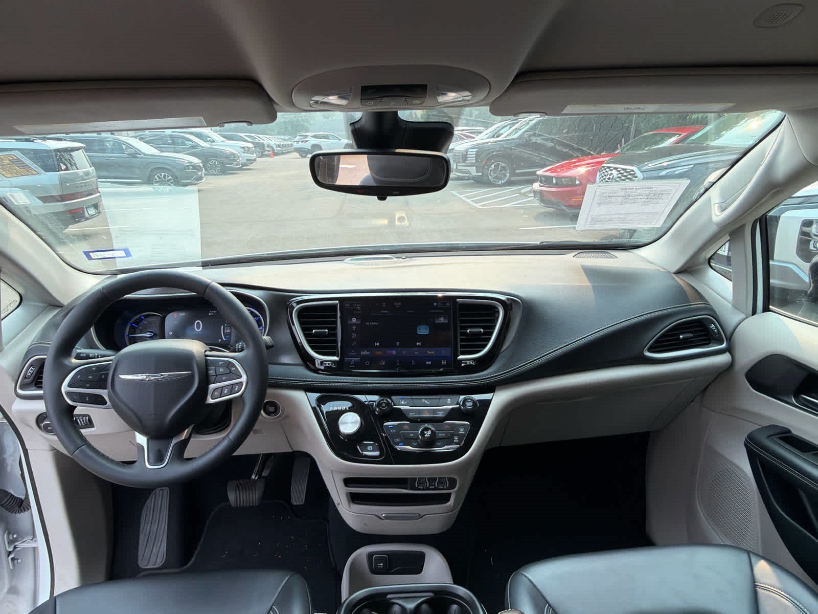 Used 2024 Chrysler Pacifica Limited FWD image 6