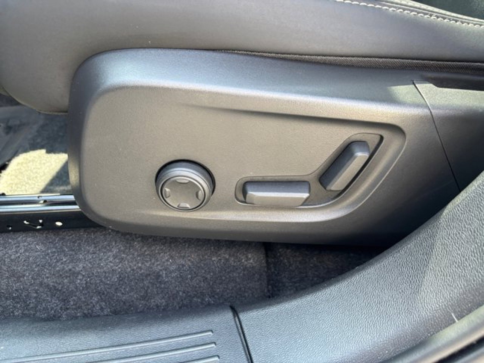 Used 2023 Volvo XC40 Recharge Ultimate w/ Protection Package Premier image 11