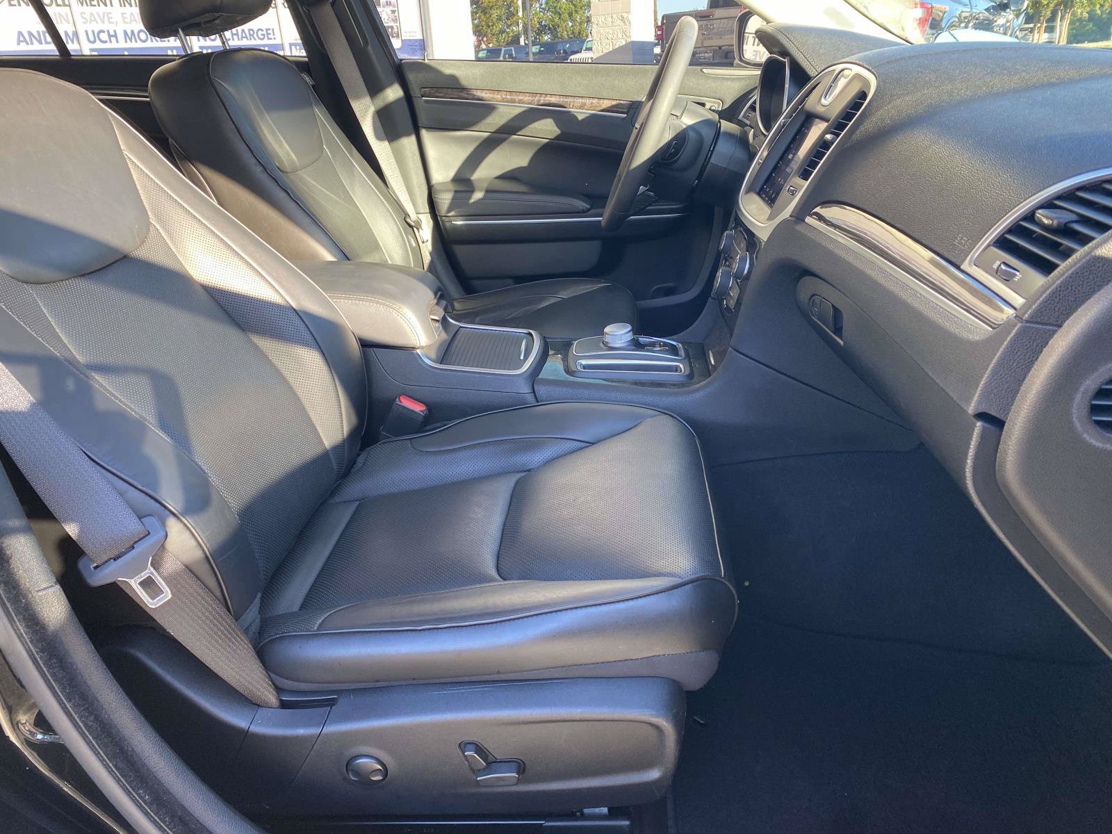 Used 2022 Chrysler 300 Touring L w/ Comfort Group RWD image 13