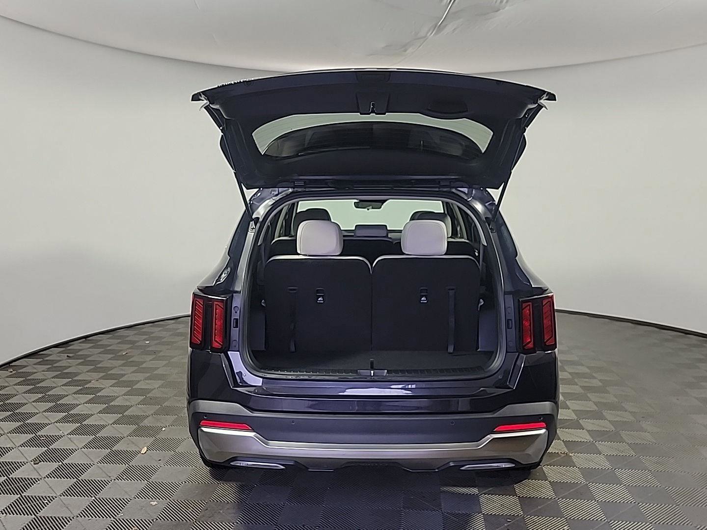 Used 2025 Kia Sorento S image 6