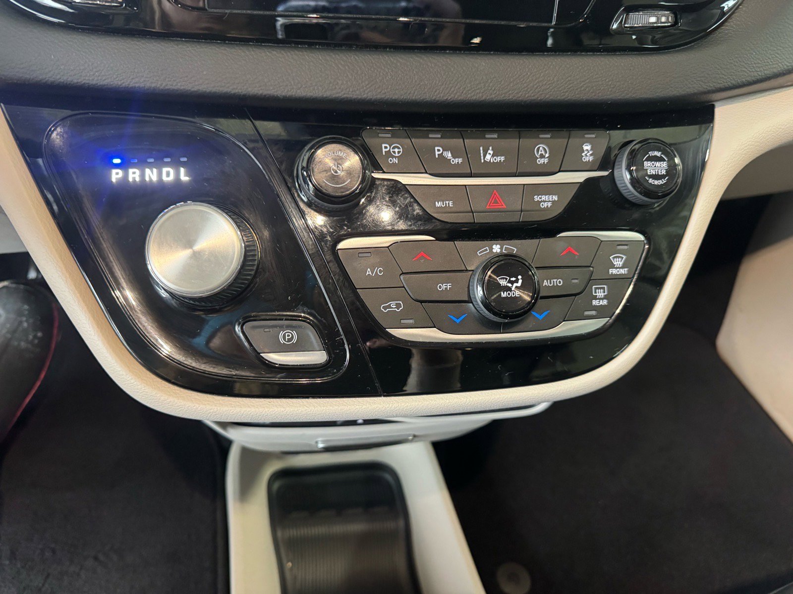 Used 2020 Chrysler Pacifica Touring-L Plus image 20