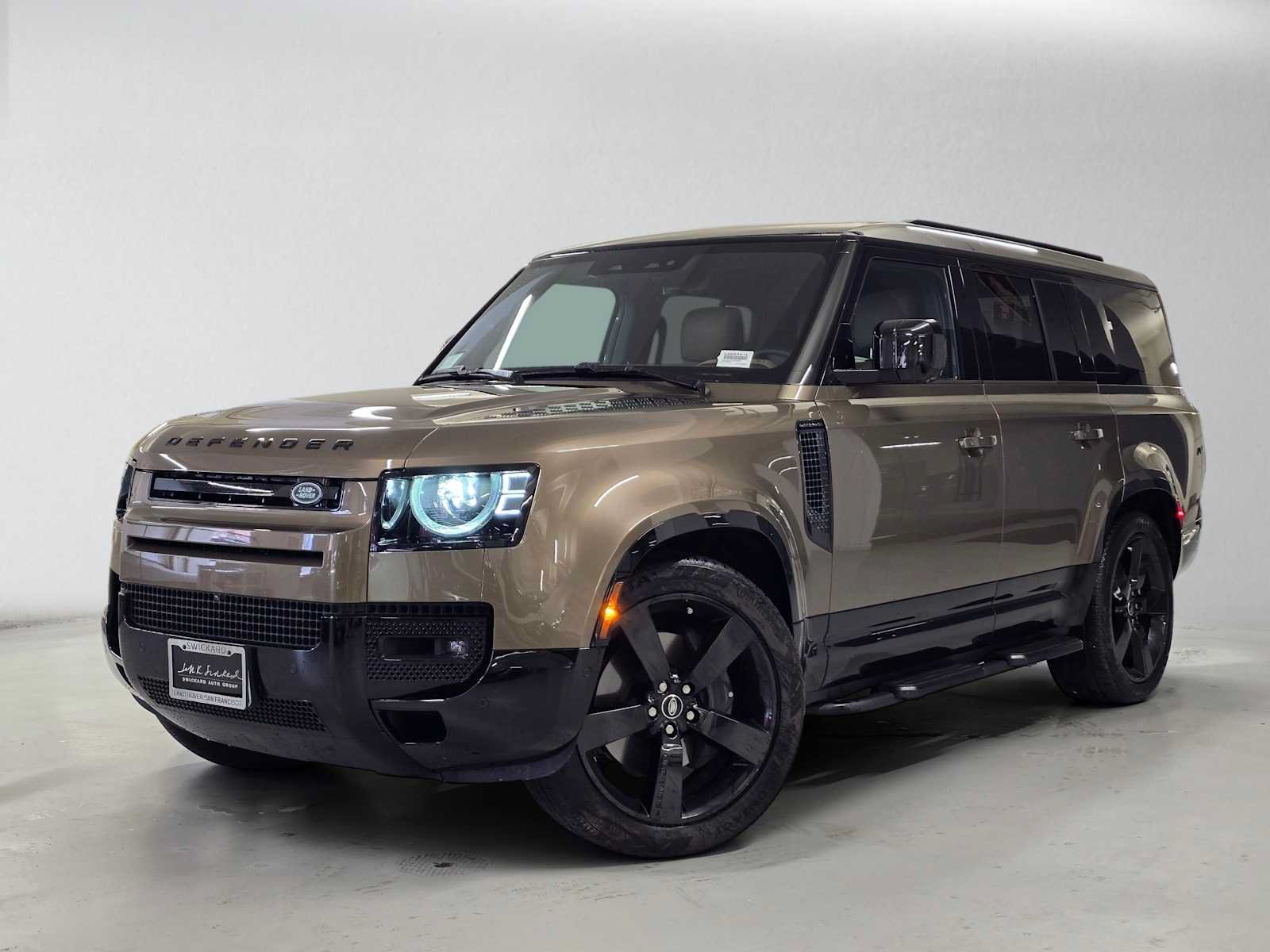 Used 2025 Land Rover Defender 130 X-Dynamic SE AWD/4WD image 1