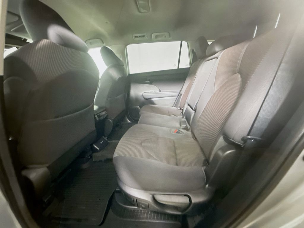 Used 2021 Toyota Highlander LE AWD/4WD image 25