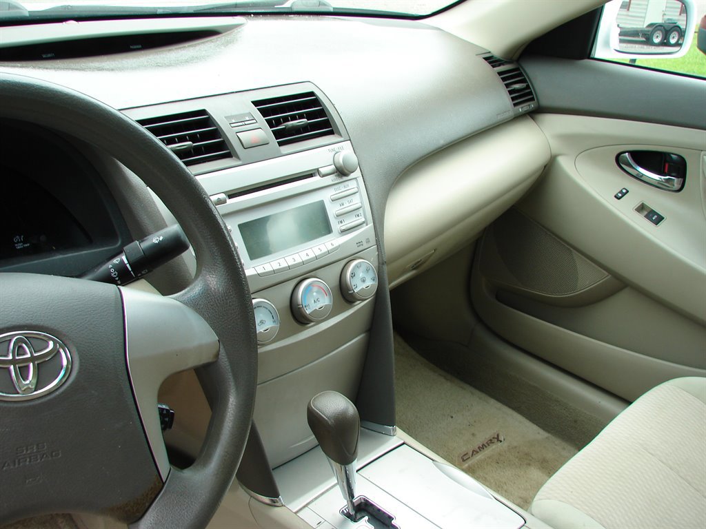 Used 2010 Toyota Camry LE image 7