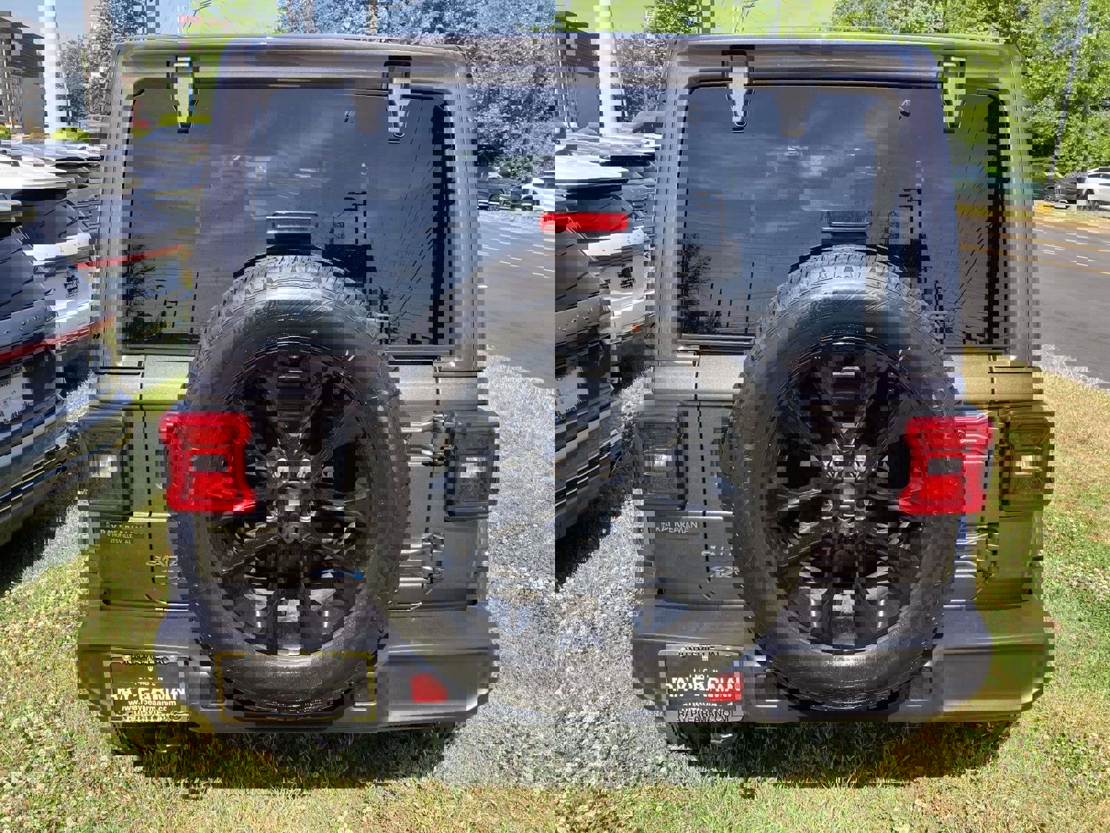 Used 2025 Jeep Wrangler Sahara AWD/4WD image 7