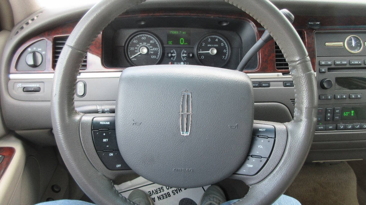 Used 2007 Lincoln Town Car Signature RWD image 30