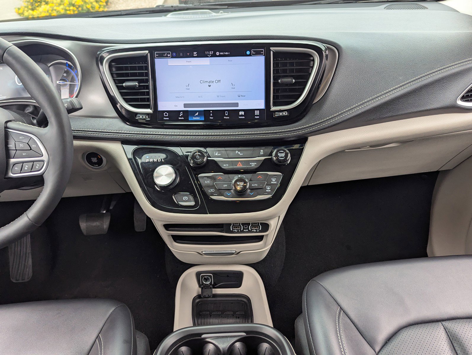 Used 2024 Chrysler Pacifica Select image 17